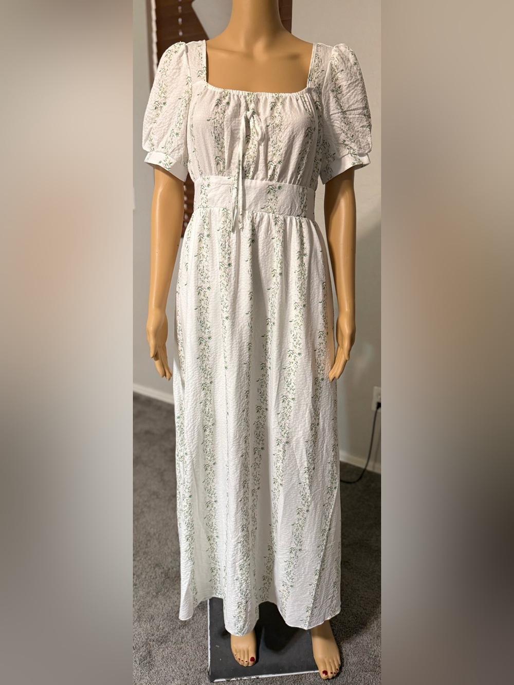 $9 NWOT White Floral Puff-Sleeve Maxi Dress $9 When Bundled with 3